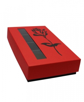 Pralinenschachtel 8er rot mit schwarzer Rosenprägung, Sichtfenster und Stegeinsatz